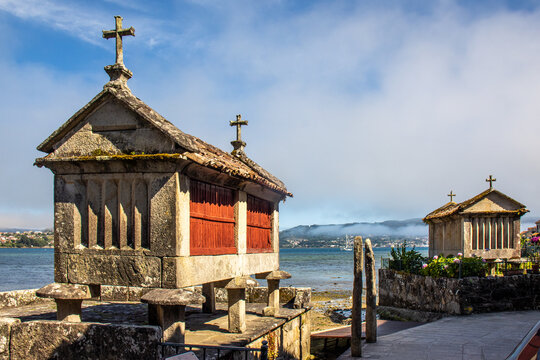 Traditional stone and wood granaries on the banks of the Combarro estuary. Popular Galician architecture by the sea in a picturesque setting steeped in history. Spain