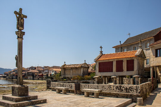 Traditional stone and wood granaries on the banks of the Combarro estuary. Popular Galician architecture by the sea in a picturesque setting steeped in history. Spain