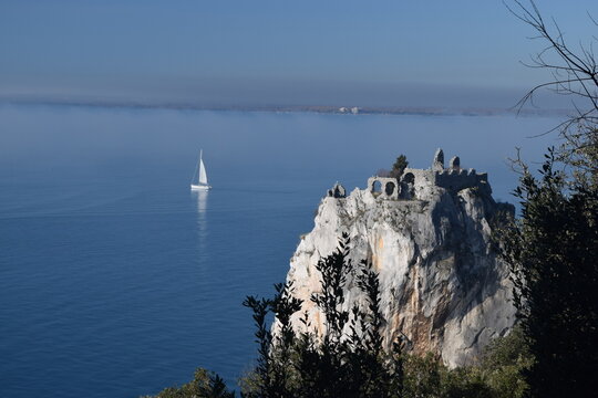 Vela solitaria davanti al Castello di Duino