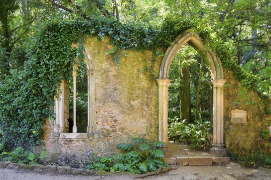 Fonte dos Amores fountain, Quinta das Lagrimas garden, Coimbra, Beira, Portugal