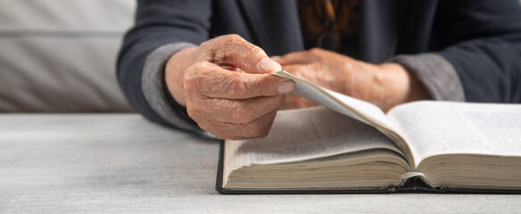 Obraz premium Caucasian elderly woman hand with bible.