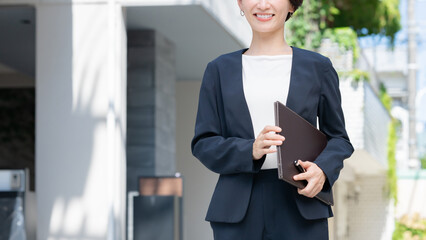 スーツ姿の女性　不動産　仲介業者