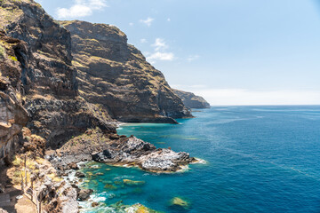 Atlantik und Klippen bei Poris de Candelaria - Häuser in den Felsen am Meer – La Palma