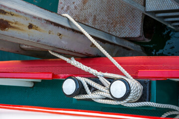 Vertäutes Schiff am Anlegesteg