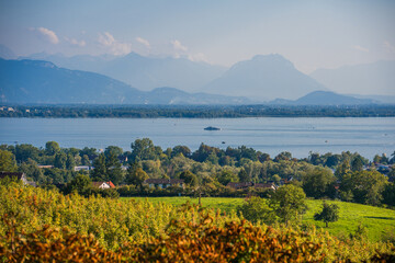 Bodensee Panorama mit Ausflugsschiff