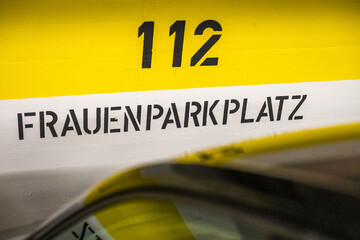 Schrift Frauenparkplatz