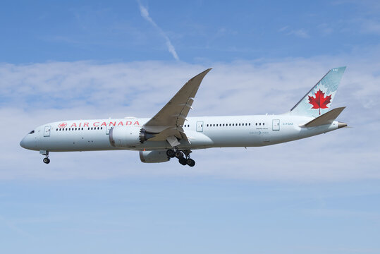 Air Canada Boeing 787-9 Dreamliner coming into land. London - 9th August 2025