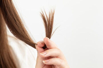 髪の毛を触る女性の手元01