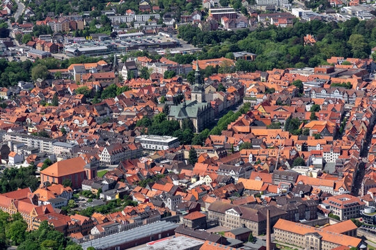 Luftbild vom Kornmarkt mit der Hauptkiche BMV und der Trinitatiskirche in Wolfenb&uuml;ttel