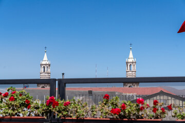 Dachblick mit den Türmen der Kathedrale von Arequipa