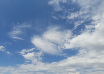 Obraz premium The clouds in the photo are a mixture of more than one type of cloud