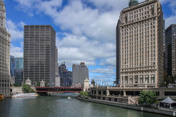 Naklejka premium Chicago skyline with river and modern architecture in daylight.