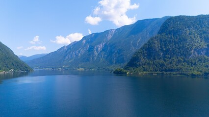 Obraz premium Serene Lake and Mountain View in Hallstatt