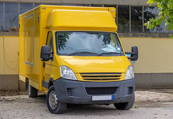 Obraz premium Front View of Yellow Catering Van Mobile Food Service