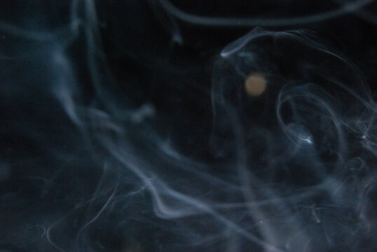 Spirale di fumo nella nebbia