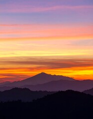 Obraz premium Blurry sunrise over mountain range