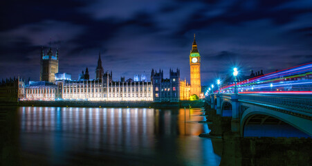 Fototapeta premium Big Ben at night with the lights of the cars in London city, UK.