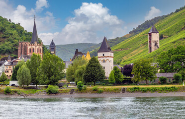 Obraz premium Riverside view of Bacharach am Rhein, Rheinland-Pfalz, Germany