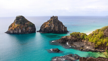 Vista do Morro Dois Irmãos e da Baía dos Porcos em Fernando de Noronha, um dos cenários mais...