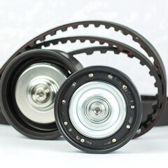Obraz premium Close-up of car engine belts and pulleys