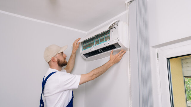Expert air conditioning maintenance and installation in a residential apartment