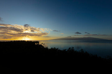 Obraz premium Coucher de soleil avec vue sur Tahiti en Polynésie