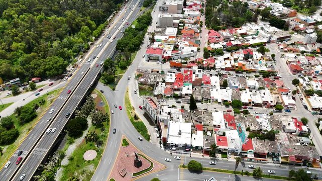 Vista a&eacute;rea de ciudad con carretera y edificios