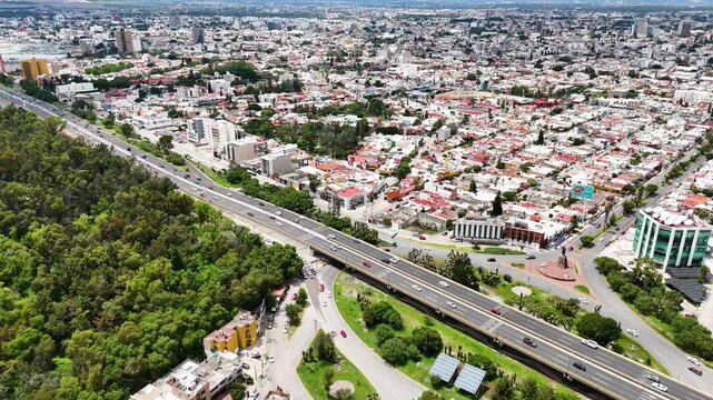 Vista a&eacute;rea de ciudad con carretera y edificios