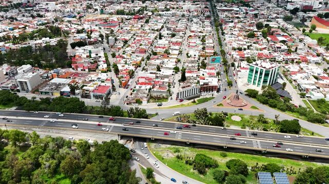 Vista a&eacute;rea de ciudad con carretera y edificios