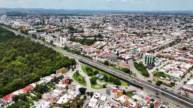 Vista a&eacute;rea de ciudad con carretera y edificios