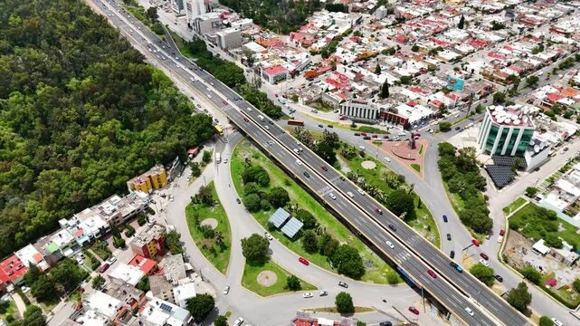Vista a&eacute;rea de ciudad con carretera y edificios y vegetaci&oacute;n