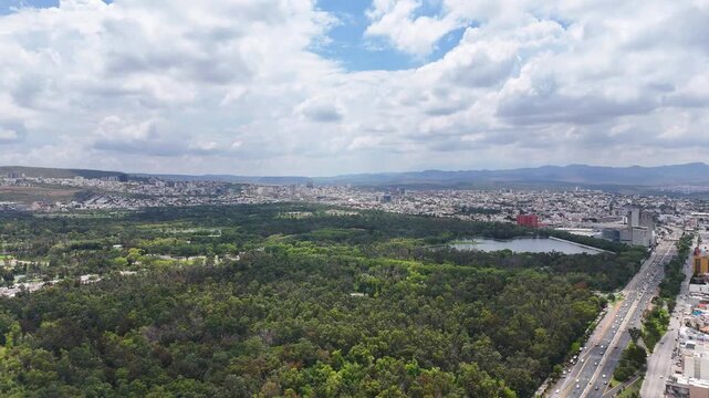 parque en medio de una ciudad de vista a&eacute;rea