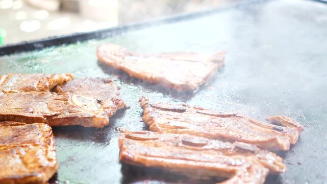 Carne asada en parrilla con fuego y carb&oacute;n
Detalle de corte de carne asada jugosa 
Parrilla con diferentes cortes de carne cocin&aacute;ndose