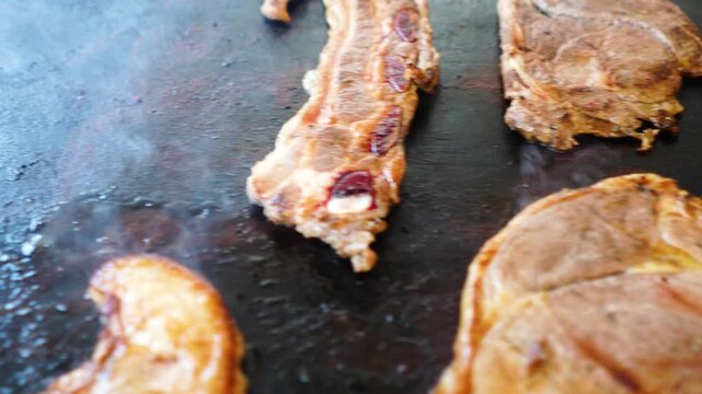 Carne asada en parrilla con fuego y carb&oacute;n
Detalle de corte de carne asada jugosa 
Parrilla con diferentes cortes de carne cocin&aacute;ndose