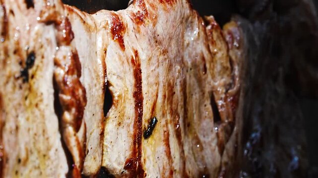 Carne asada en parrilla con fuego y carb&oacute;n
Detalle de corte de carne asada jugosa 
Parrilla con diferentes cortes de carne cocin&aacute;ndose