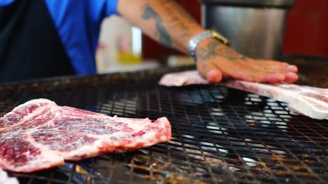 Carne cruda en parrilla
