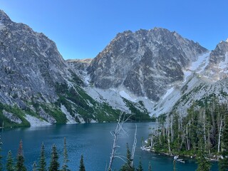 Obraz premium Alpine Lake with Rugged Mountain Peaks