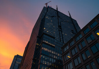Obraz premium A low-angle shot of a skyscraper at sunrise