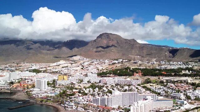 Los Cristianos - Teneryfa - popularny kurort turystyczny nagrany dronem. Gotowy fimik na media społecznościowe.