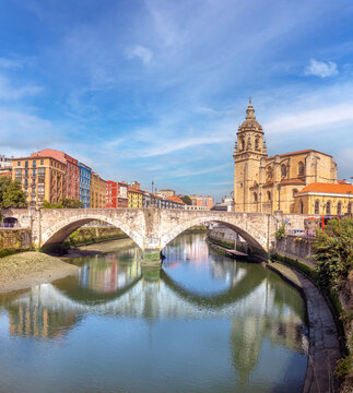 Picturesque view of the Nervion river, San Ant&oacute;n Bridge and the Church of San Ant&oacute;n in the old town of Bilbao, Biscay, Basque Country, northern Spain