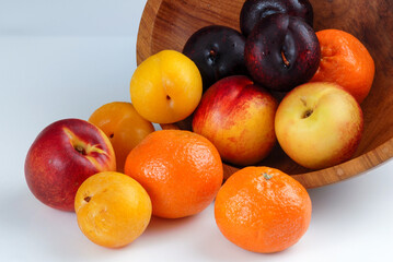 Cuenco y frutas variadas