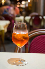 Copa de spritz con hielo en Venecia