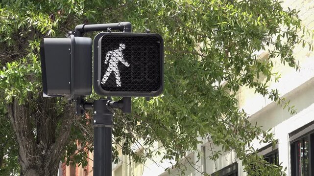 Crosswalk indicator goes from walk to don't walk 4k