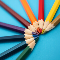 Obraz premium colored pencils on blue background