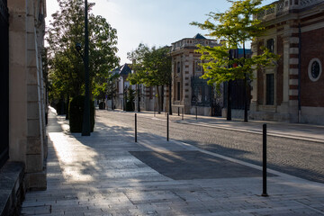 Obraz premium Walking on sunset on Avenue of Champagne, Epernay, France, view on champagne houses