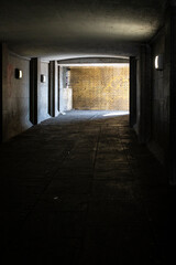 Obraz premium The dark, mysterious passage under Westminster bridge with a bright brick wall