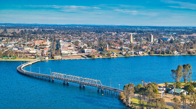 Yarrawonga bridge crossing Lake Mulwala into town centre