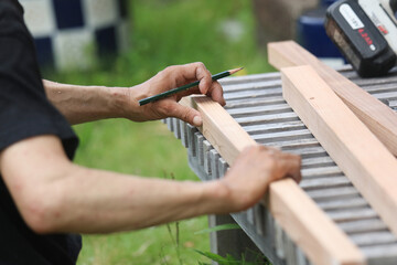 材木に印をつける男性