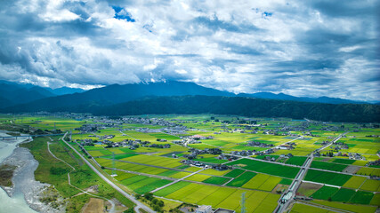 日本の富山県東部の黒部川扇状地とそこにあるインフラなどの様子