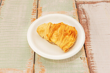 Freshly baked pure butter croissants: an irresistible aroma that fills the kitchen, with that characteristic golden sheen on the surface